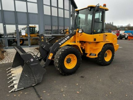 Volvo L 30 G 4+1 Schaufel / SW / - Valet de ferme